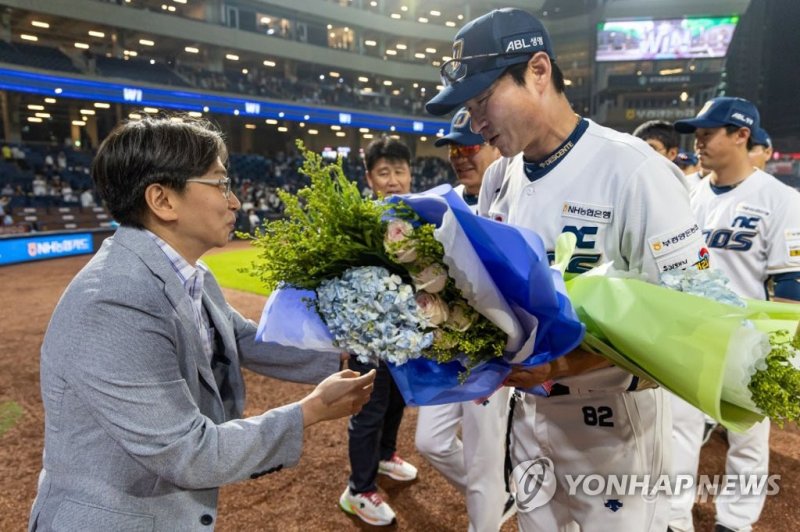 NC 강인권 감독, 100승 달성 NC 강인권 감독, 100승 달성 (서울=연합뉴스) 12일 창원 NC파크에서 열린 2023 프로야구 KBO리그 롯데 자이언츠와 NC 다이노스의 경기에서 11-2로 승리하며 100승을 달성한 NC 강인권 감독이 NC 임선남 단장으로부터 꽃다발을 받고 있다. 2023.7.13 [NC 다이노스 제공. 재판매 및 DB 금지] photo@yna.co.kr (끝)