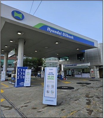 26일 경기도 용인시 수지구 성복동 HD현대오일뱅크 직영 성복현대주유소에서 국내 처음으로 오픈한 주유소 완전 무인 편의점인 'THE MUIN KIOSK SHOP'의 외부 전경. (사진제공=도시공유플랫폼)