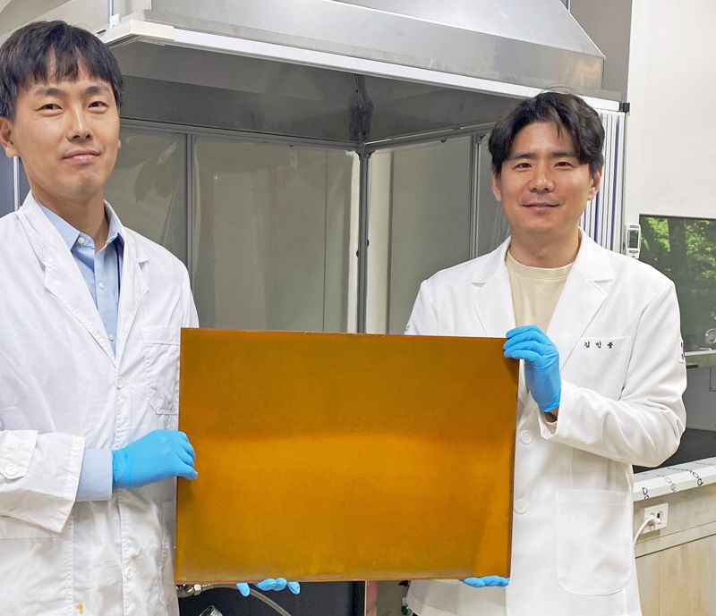 한국에너지기술연구원 수소연구단 김민중 박사(오른쪽)와 조현석 박사가 재생에너지로 그린수소를 생산하기 위해 개발한 고내구성 양극판을 보여주고 있다. 에너지기술연구원 제공