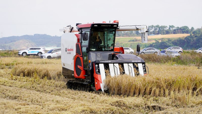 25일 충청남도 당진시에서 열린 대동 자율작업 콤바인 시연회(대동 제공)
