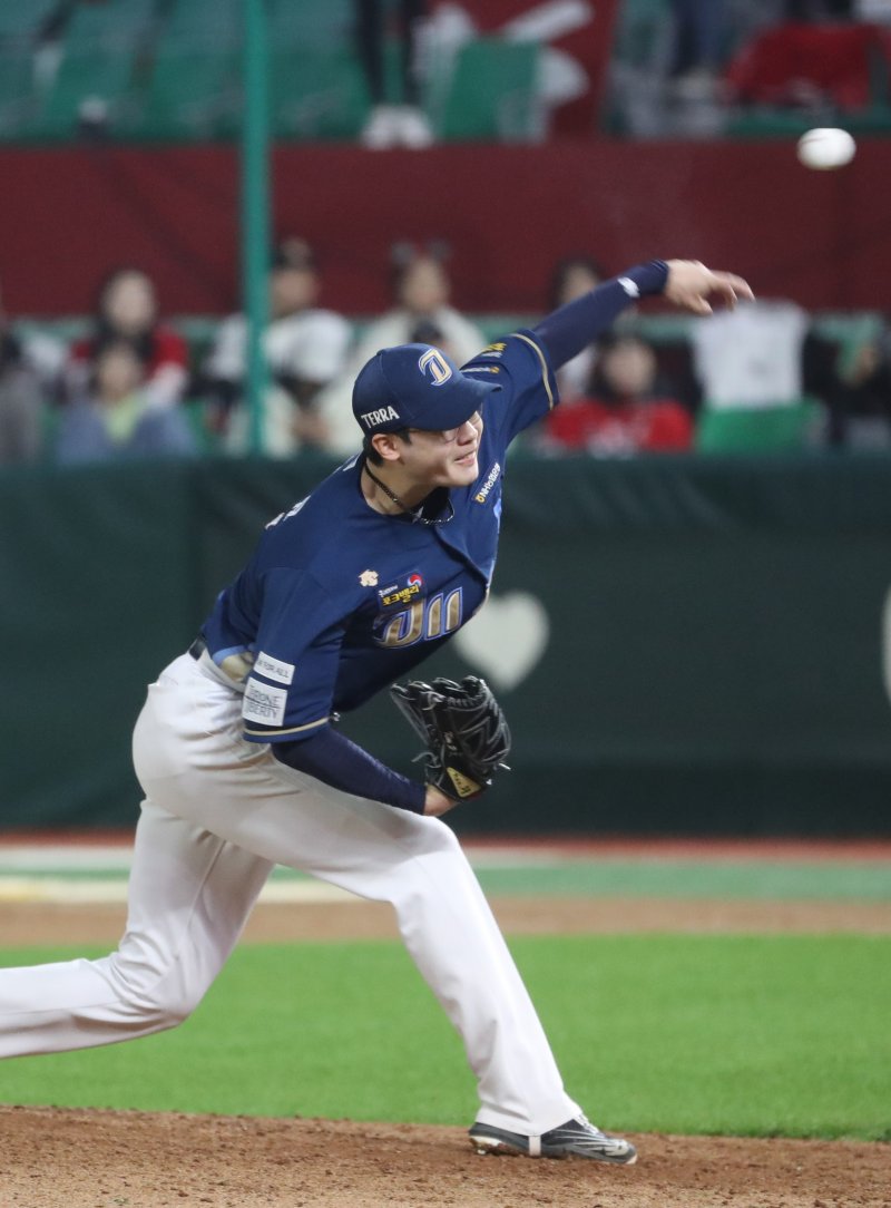 [인천=뉴시스] 황준선 기자 = 23일 오후 인천 SSG랜더스필드에서 열린 2023 KBO 포스트시즌 준플레이오프 NC다이노스와 SSG 랜더스의 2차전 경기, 7회 말 교체 투입된 NC 김영규가 역투하고 있다. 2023.10.23. hwang@newsis.com