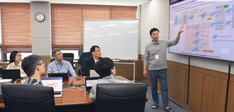 [대전=뉴시스] ETRI 연구진이 기계를 위한 특징 부호화 기술(FCVCM)에 관해 논의하는 있다. *재판매 및 DB 금지