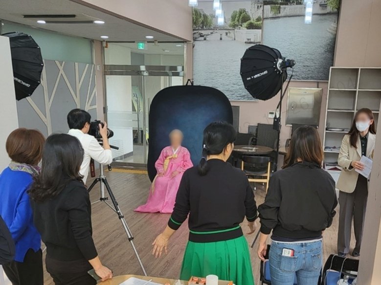 [수원=뉴시스] 장수사진 촬영 모습. (사진=영통구 제공) 2023.10.26. photo@newsis.com *재판매 및 DB 금지