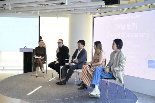 이수령 예술경영지원센터 아트코리아랩 본부장(왼쪽부터), 알랭 티보(Alain Thibault) 일렉트라 몬트리올 예술감독, 이광석 서울과학기술대학교 교수, 안토니아 폴게라(Antonia Folguera) 소나르 페스티벌+D 큐레이터, 이승정 아토드·3ARTH 작가. (사진제공 = 예술경영지원센터)