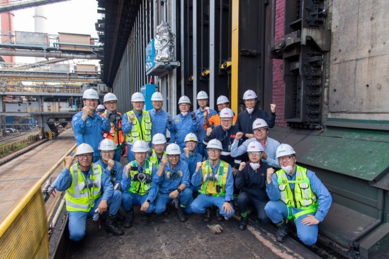 [서울=뉴시스] 광양제철소 1코크스 공장에 적용된 오븐 도어 무인 밀폐기술 로봇 시연회에 참석한 포스코 직원들이 기념 사진을 찍고 있다. (사진=포스코 제공) 2023.10.26 photo@newsis.com *재판매 및 DB 금지