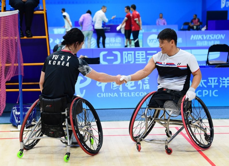 유수영이 26일 중국 항저우 빈장체육관에서 열린 2022 항저우 장애인아시안게임 배드민턴 WH2 남자 단식 4강전에서 김정준을 상대로 승리한 뒤 악수를 나누고 있다. (대한장애인체육회 제공)