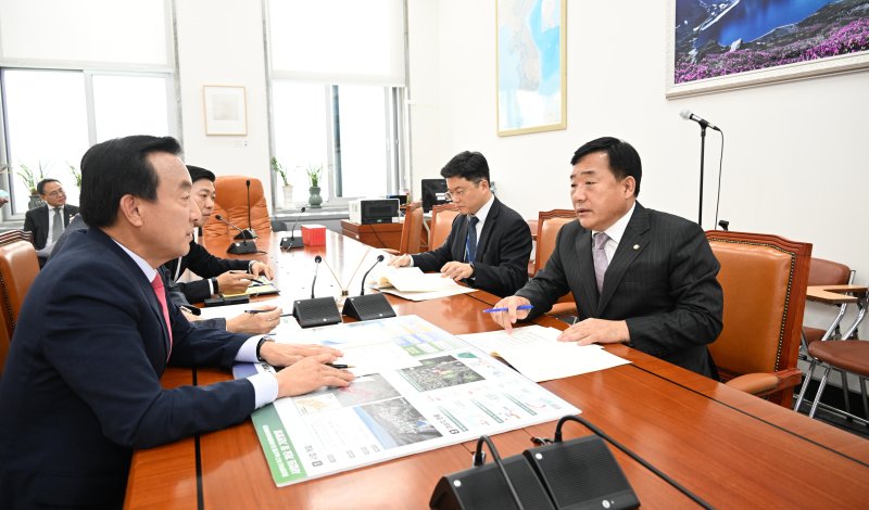 박천동 울산북구청장이 26일 국회를 찾아 현안사업 동력확보를 위한 사업협조를 요청했다.(울산북구청제공)