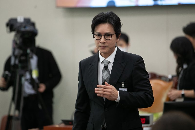 김민종 KC컨텐츠 대표가 26일 오후 서울 여의도 국회에서 열린 산업통상자원중소벤처기업위원회의 산업통상자원부에 대한 종합감사에서 증인 선서문을 제출한 뒤 자리로 향하고 있다. 2023.10.26/뉴스1 ⓒ News1 이승배 기자