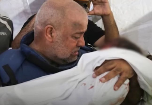 자녀의 시신을 안고 눈물을 흘리는 아랍권 특파원 와엘 다흐두흐 기자. 알자지라 유튜브