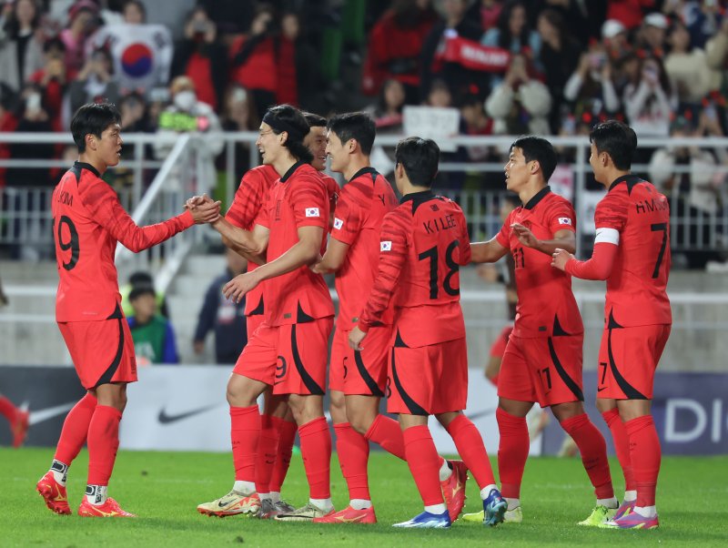 17일 오후 경기 수원시 팔달구 수원월드컵경기장에서 열린 축구 국가대표 평가전 대한민국과 베트남의 경기, 대한민국 선수들이 베트남의 자책골 후 기뻐하고 있다. 2023.10.17/뉴스1 ⓒ News1 김도우 기자