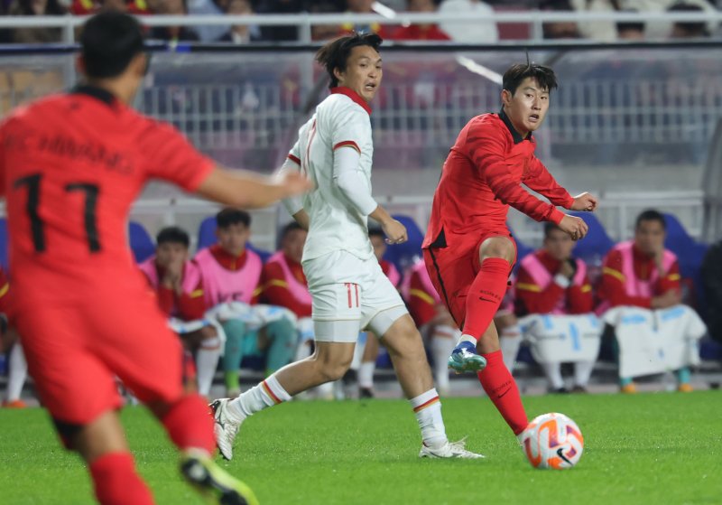 17일 오후 경기 수원시 팔달구 수원월드컵경기장에서 열린 축구 국가대표 평가전 대한민국과 베트남의 경기, 이강인이 패스를 하고 있다. 2023.10.17/뉴스1 ⓒ News1 김도우 기자