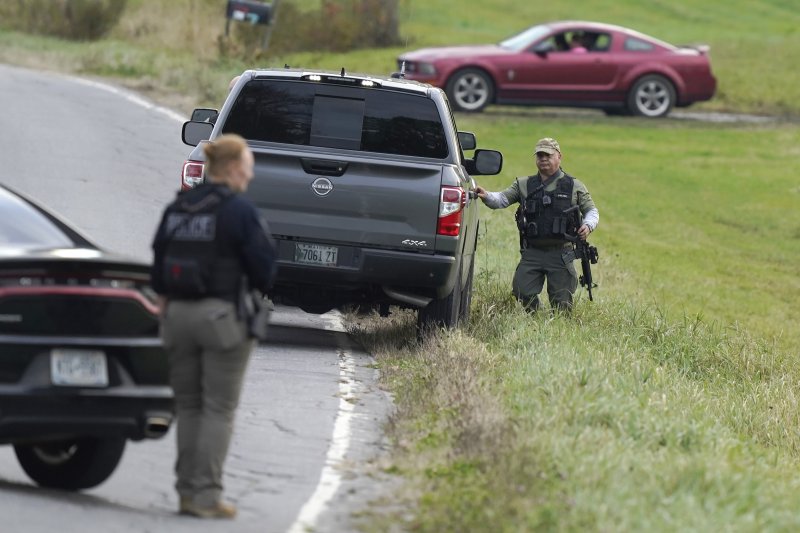 [보든=AP/뉴시스] 경찰이 26일(현지시간) 미 메인주 보든에서 루이스턴 총기 난사 사건 용의자를 수색하고 있다. 2023.10.27.