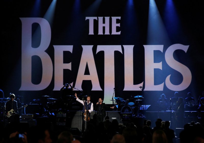 2014년 1월 미국 LA에서 폴 매카트니(왼쪽)과 링고 스타가 비틀즈의 에드 설리번 쇼 출연 50주년을 기념하며 공연하는 모습. 2023.10.27 ⓒ 로이터=뉴스1 ⓒ News1 정지윤 기자 /사진=뉴스1