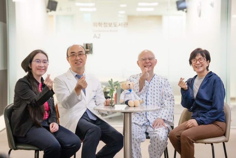 [서울=뉴시스]세계적인 위암 치료 권위자인 김형호 중앙대광명병원 외과 교수와 싱가포르 신경과 의사 탕콕프(Dr. Tang Kok Foo)씨와 가족들. (사진= 중앙대광명병원 제공) 2023.10.27. photo@newsis.com.