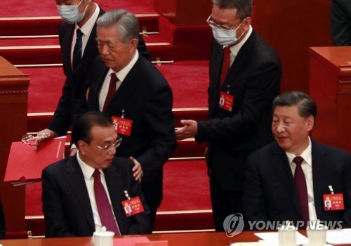 후진타오 전 중국 국가주석(뒷줄 왼쪽)이 지난해 20차 중국 당 대회 폐막식에서 갑자기 퇴장하면서 리 전 총리(앞줄 왼쪽)의 어깨를 토닥이고 있다. 연합뉴스
