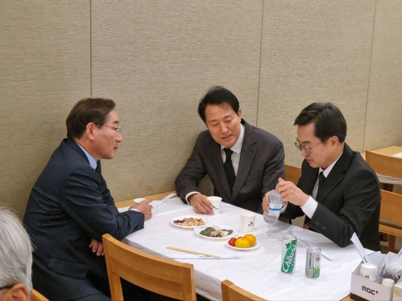 김동연 경기도지사가 최근 서울시가 내놓은 기후동행카드를 놓고 빚어진 수도권 3개시도간 의견충돌과 관련해 16일 오세훈 서울시장, 유정복 인천시장과 만나 해결책을 찾을 계획이다. 지난달 23일 밤 서울시 강남구 삼성서울병원 장례식장에 마련된 김 지사 장모상 빈소에서 오세훈 서울시장, 유정복 인천시장과 만나 대화를 나누고 있다. 뉴스1