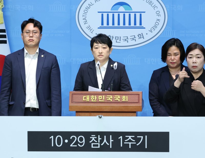 김선영 국민의힘 용산구의원이 27일 서울 여의도 국회 소통관에서 국민의힘 탈당 기자회견을 하고 있다. 2023.10.27/뉴스1 ⓒ News1 송원영 기자