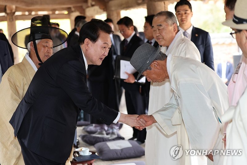 병산서원에서 유림들과 인사하는 윤석열 대통령 (안동=연합뉴스) 임헌정 기자 = 윤석열 대통령이 27일 오후 경북 안동 병산서원에서 열린 유림간담회에 입장하며 참석자들과 인사하고 있다. 2023.10.27 kane@yna.co.kr (끝)