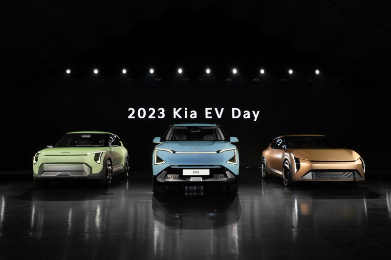 기아가 지난 10월 열린 '2023 기아 EV 데이'에서 공개한 (왼쪽부터)EV3 콘셉트, EV5, EV4 콘셉트 차량. 기아 제공