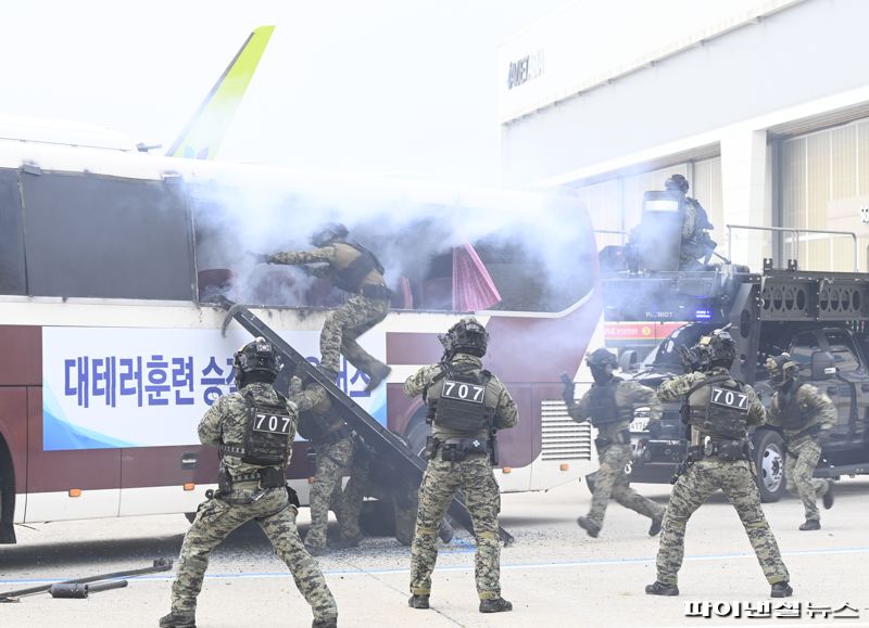 지난 26일 김포국제공항 계류장에서 진행된 '대테러 종합훈련'에서 공항버스 피랍에 따른 테러범 진압 및 인명구조 훈련이 진행되고 있다. 한국공항공사 제공