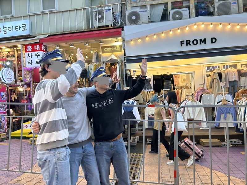 서울 마포구 홍대 거리에서 외국인들이 제복의 모습을 한 모자를 쓰고 있다.<div id='ad_body3' class='mbad_bottom' ></div> 사진=강명연 기자