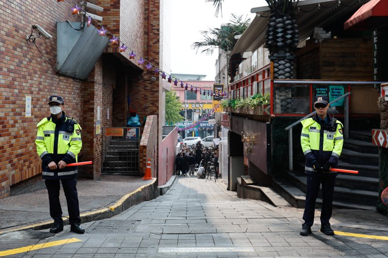 10.29 이태원 참사 1주기를 앞둔 26일 서울 용산구 이태원역 1번 출구 앞 골목에 경찰이 경계근무를 하고 있다. 2023.10.26/뉴스1 ⓒ News1 안은나 기자