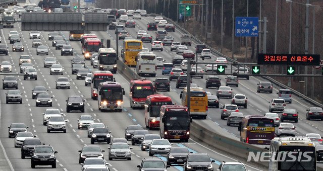 [서울=뉴시스] 토요일인 28일은 맑은 날씨에 나들이를 떠나는 차량이 늘며 주요 고속도로 하행선이 혼잡하겠다. (사진 = 뉴시스 DB) 2023.10.28. photo@newsis.com *재판매 및 DB 금지 /사진=뉴시스