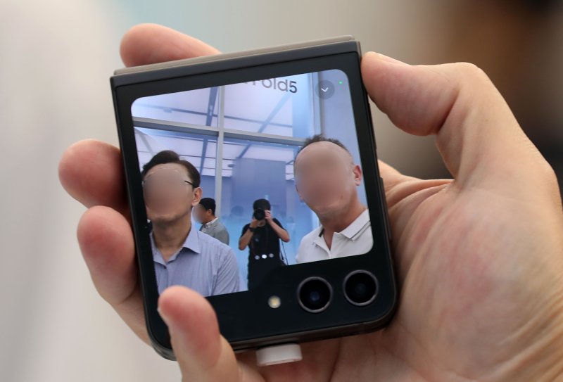 [서울=뉴시스] 김선웅 기자 = 삼성전자가 갤럭시 언팩 2023에서 갤럭시 Z 플립 5, Z 폴드 5, 갤럭시 워치6 시리즈, 갤럭시 탭 S9 시리즈를 공개했다. 27일 서울 강남역 인근 '삼성 강남' 매장에서 고객들이 새로 공개된 제품을 체험하고 있다. 2023.07.27. mangusta@newsis.com