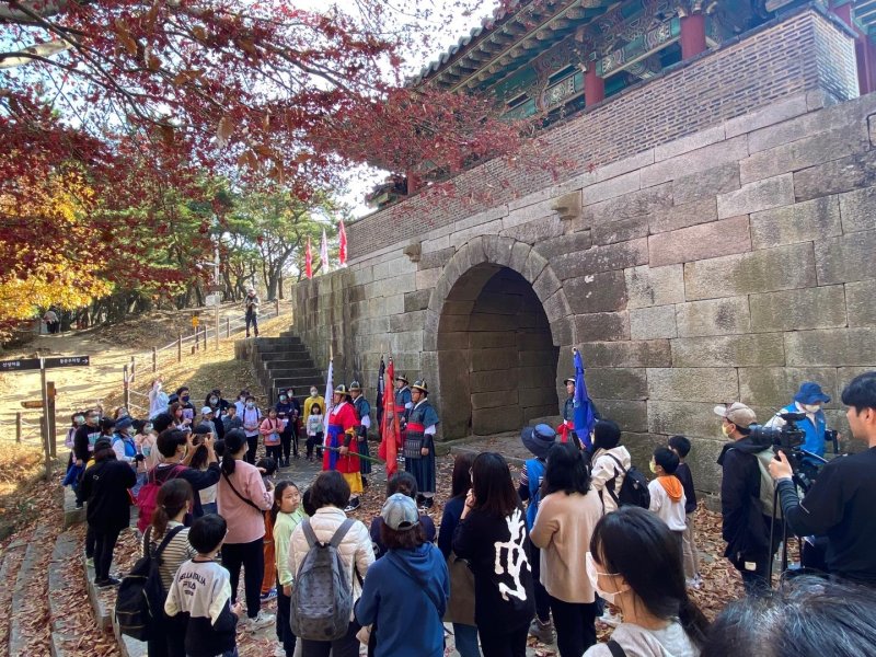 금정산성 등산로에 모인 부산시민들 모습. 부산 금정구 제공