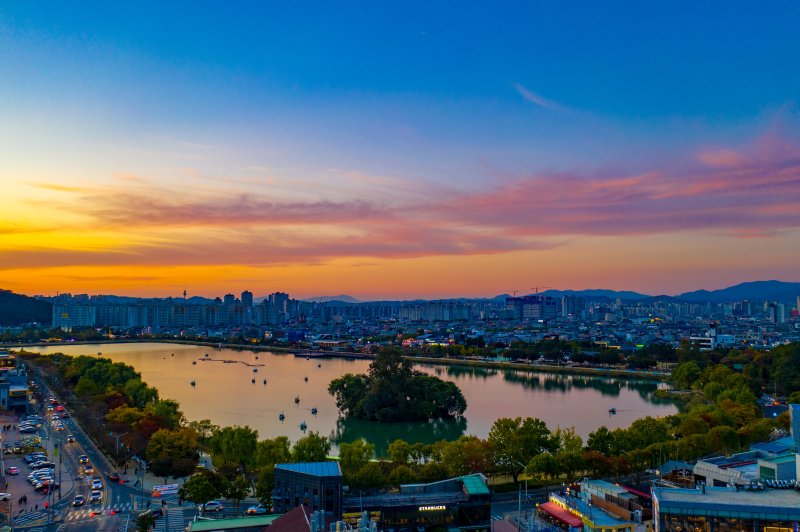 [대구=뉴시스] 대구시 수성구 두산동 수성못. (사진 = 대구시 수성구 제공) 2023.10.27. photo@newsis.com *재판매 및 DB 금지