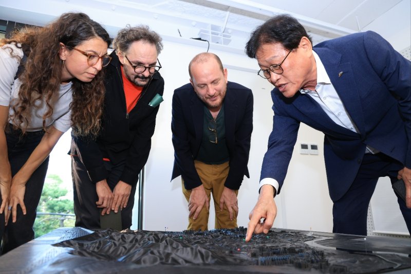 [대구=뉴시스] 수성 프리 비엔날레 전시회에서 김대권 수성구청장과 해외 건축가들이 전시물을 함께 살펴보고 있다. (사진 = 대구시 수성구 제공) 2023.10.27. photo@newsis.com *재판매 및 DB 금지