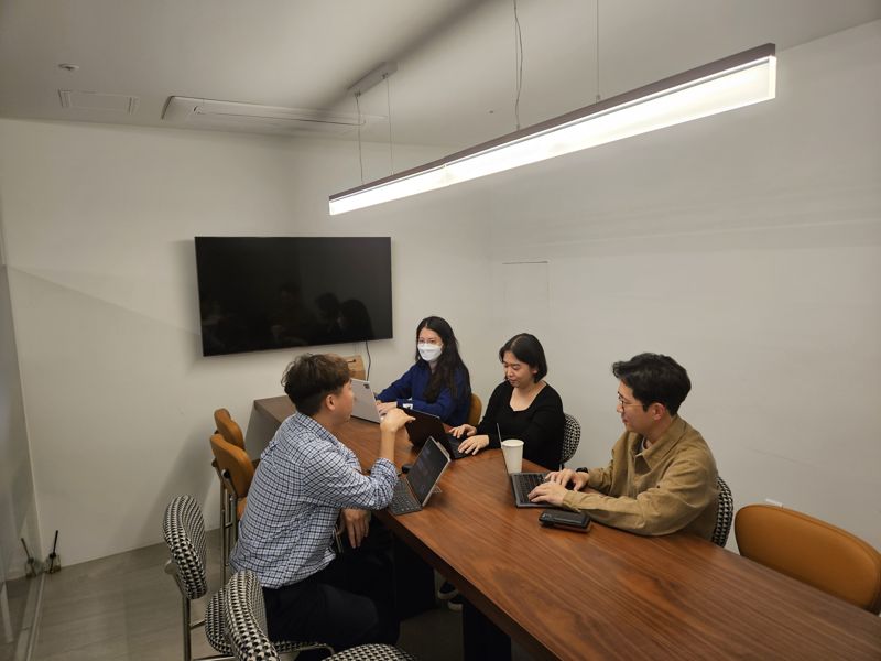 서울 강남구 논현동 스튜디오에피소드 본사에서 직원들이 회의를 하고 있다. /사진=이정화 기자
