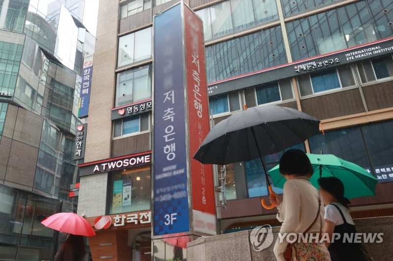 저축은행 저축은행, 파킹통장 금리 최대 연 5% 올려 (서울=연합뉴스) 진연수 기자 = 저축은행들이 수신 잔고 급감을 막기 위해 파킹통장 금리를 최대 연 5%까지 올리며 자금 유치에 열을 올리고 있다. 저축은행의 이런 움직임은 지난해 하반기 연 5∼6%에 제공한 고금리 특판상품의 만기가 도래하면서 수신 잔고가 줄어드는 걸 막기 위한 것으로 보인다. 사진은 9일 서울시내 저축은행. 2023.7.9 jin90@yna.co.kr (끝)