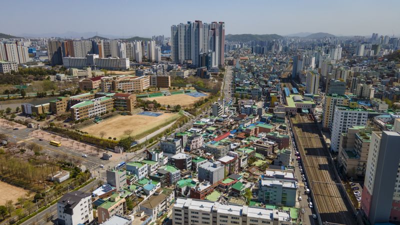 인천 제물포역 북측 지역을 민관이 공동 개발하는 ‘제물포 복합사업’이 그 동안의 갈등을 봉합하고 본격적으로 사업이 추진 추진된다. 사진 중간 부분 주택지역이 해당 사업 구역. 인천도시공사(iH) 제공