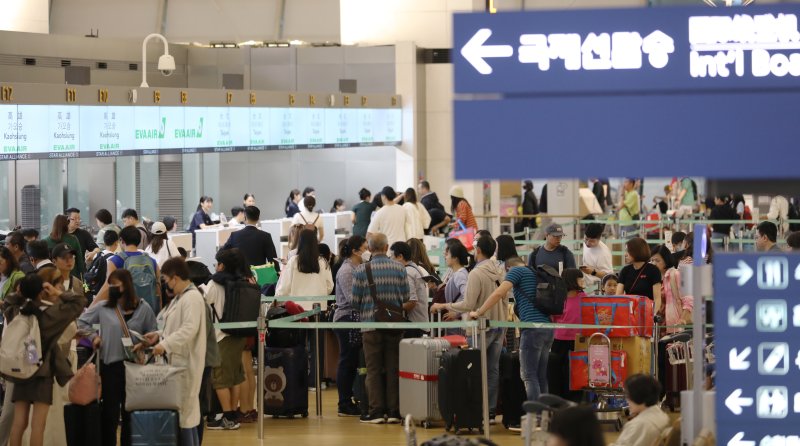 지난 1일 인천국제공항 제1여객터미널 출국장이 인파로 북적이고 있다. 사진=뉴시스