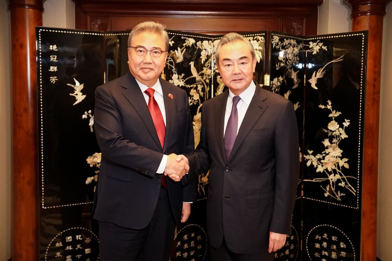 박진 외교부 장관(왼쪽)과 왕이 중국 외교부장. 사진=외교부 제공