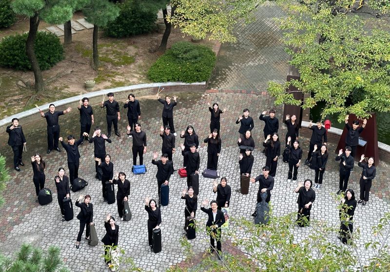 2023 대학 교향악축제'에 참가하는 부산 경성대학교 출연 학생들이 손을 흔들고 있다. 재단법인 부산문화회관 제공
