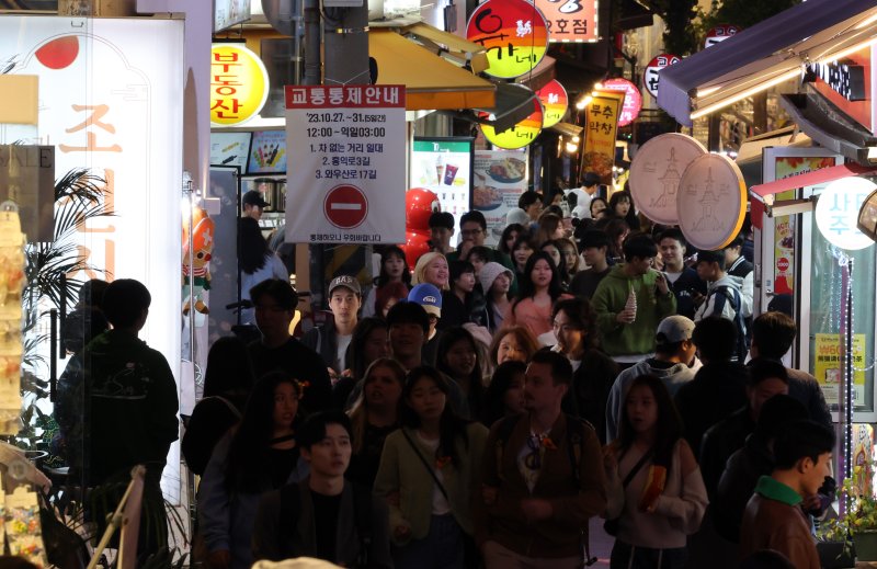 핼러윈 데이를 앞둔 지난 27일 서울 마포구 홍대거리가 시민들로 붐비고 있다. /사진=뉴스1