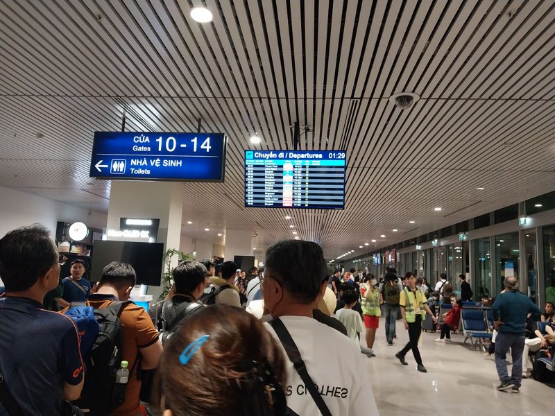지난 29일 새벽, 베트남 호치민 국제 공항에서 전날 오후 10시35분 인천으로 출발 예정이던 항공편이 안전 점검 이유로 취소되자 승객들이 근처 호텔로 이동하기 위해 긴 줄을 만들고 기다리고 있다. /사진=이환주 기자