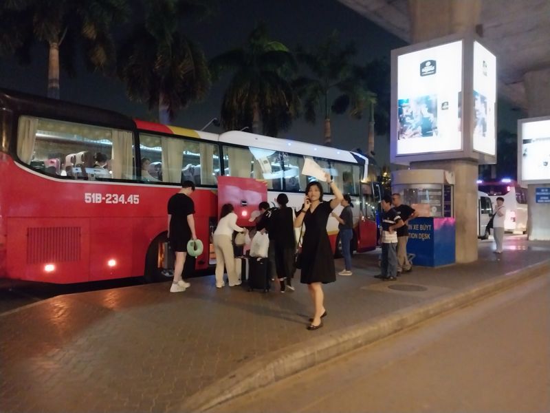 인천행 항공편 지연으로 티웨이항공이 제공하는 호텔 이동 버스로 승객들이 탑승을 위해 이동하고 있다. /사진=이환주 기자