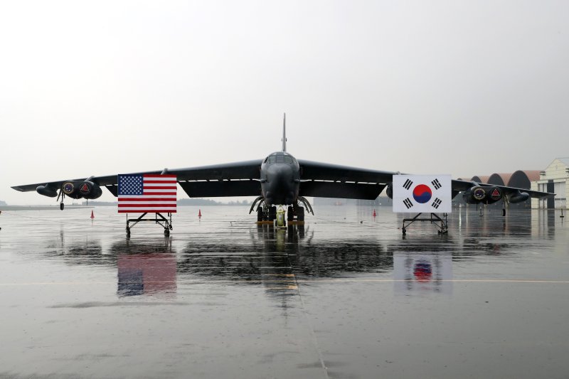 지난 19일 미군 전략폭격기 B-52H '스트래포트리스'가 청주 공군기지에 착륙해 있다. 주한미군은 이날 B-52H의 착륙을 언론에 공개했다. 국방부 제공