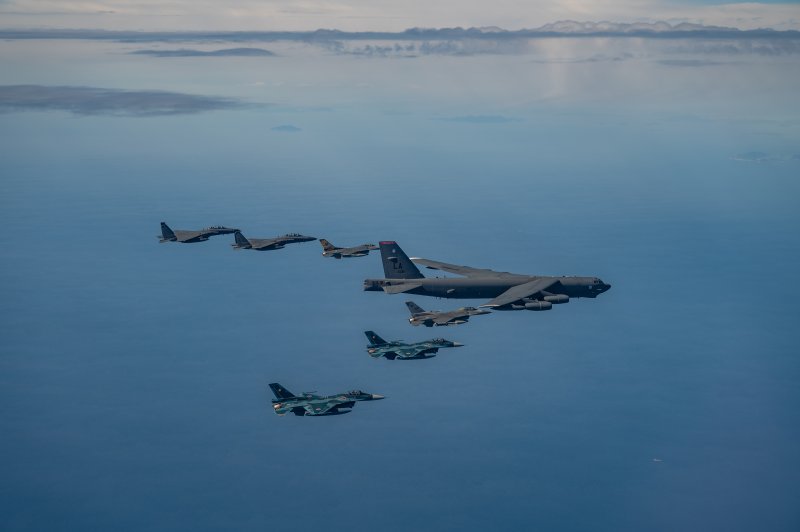 지난 22일 오후 한반도 남쪽 한일 방공식별구역(ADIZ) 중첩구역에서 한미일 공군이 연합공중훈련을 실시하고 있다. 먼 곳부터 한국 F-15K 2대, 미국 F-16, 미국 B-52H, 미국 F-16, 일본 F-2 2대. 미 공군 제공