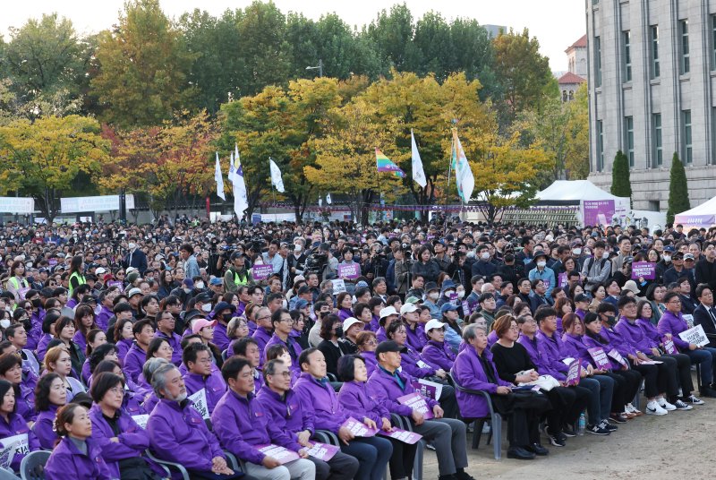 29일 오후 서울 중구 서울광장에서 10·29 이태원 참사 1주기 시민추모대회 '기억, 추모, 진실을 향한 다짐'이 열리고 있다. 2023.10.29 /사진=뉴스1