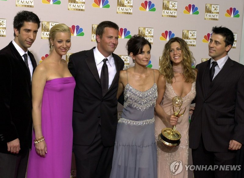 2002년 에미상 시상식 때 '프렌즈' 주역 배우들 모습 FILE - David Schwimmer, Lisa Kudrow, Matthew Perry, Courteney Cox, Jennifer Aniston and Matt LeBlanc pose after "Friends" won outstanding comedy series at the 54th Primetime Emmy Awards Sept. 22, 2002, in Los Angeles. Perry, who starred as Chandler Bing has died. The 