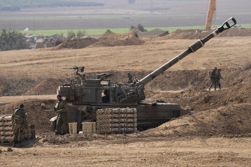 이스라엘군 이동식 포병부대가 28일 이스라엘과 가자 지구 국경 인근에서 포격을 가하고 있는 모습. /사진=뉴시스
