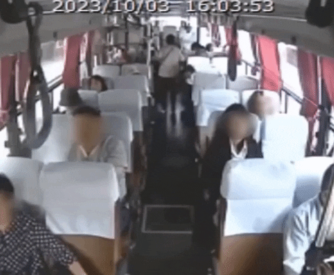 버스 안 뒷좌석으로 이동하다 '꽈당' 넘어진 할머니 승객의 모습. 사진=유튜브 '한문철 TV'