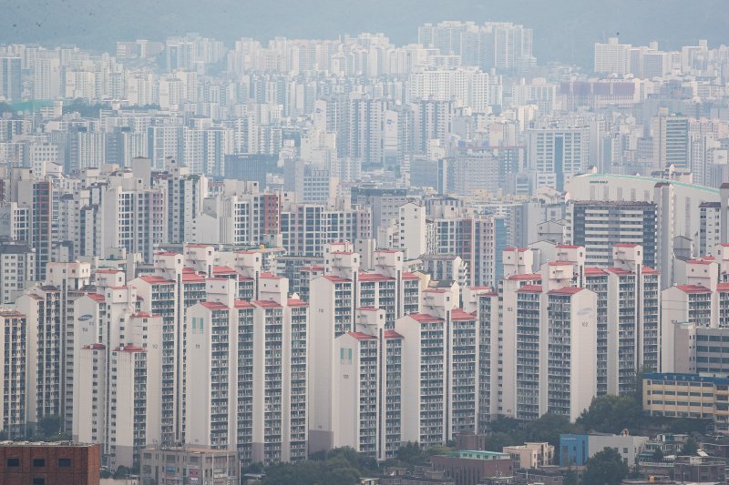 지난 8월 서울 중구 남산에서 바라본 서울 도심 아파트 단지 모습. /사진=뉴스1