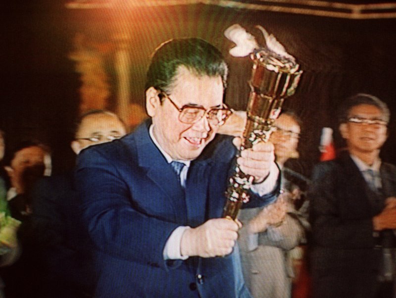 1990년 중국 베이징에서 열린 아시안게임에서 성화를 들어 보이고 있는 리펑 전 총리. ⓒAFP=뉴스1