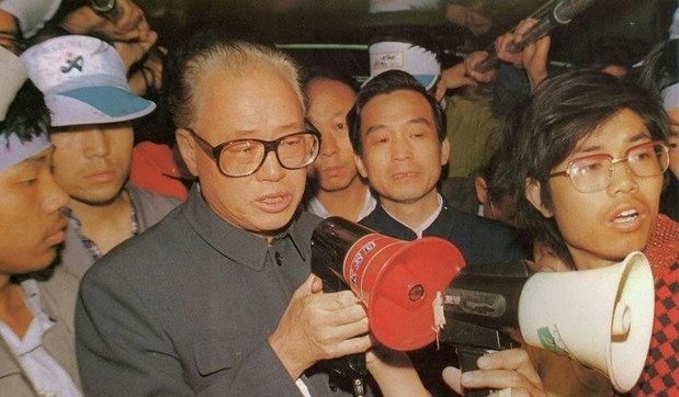 자오쯔양이 천안문 시위대를 방문해 발언하고 있다. 바로 옆에 원자바오 전총리의 모습도 보인다. - 위키피디아 갈무리