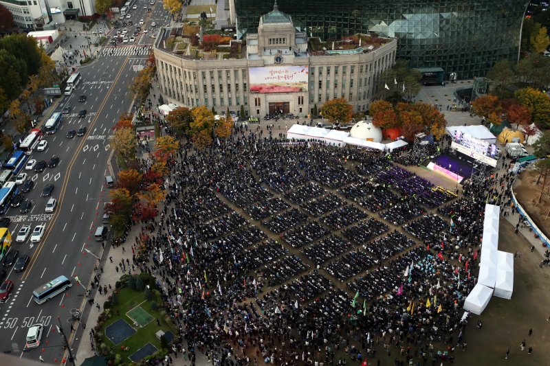 [서울=뉴시스] 조성봉 기자 = 29일 오후 서울 중구 서울광장에서 10.29 이태원참사 1주기 시민추모대회가 열리고 있다. 2023.10.29. suncho21@newsis.com